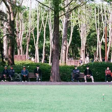 公園のベンチで休憩するシニアの人々（イメージ）